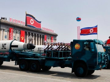 Un vehículo militar con dos misiles a bordo participa en un desfile en Pionyang Un vehículo militar con dos misiles a bordo participa en un desfile en Pionyang