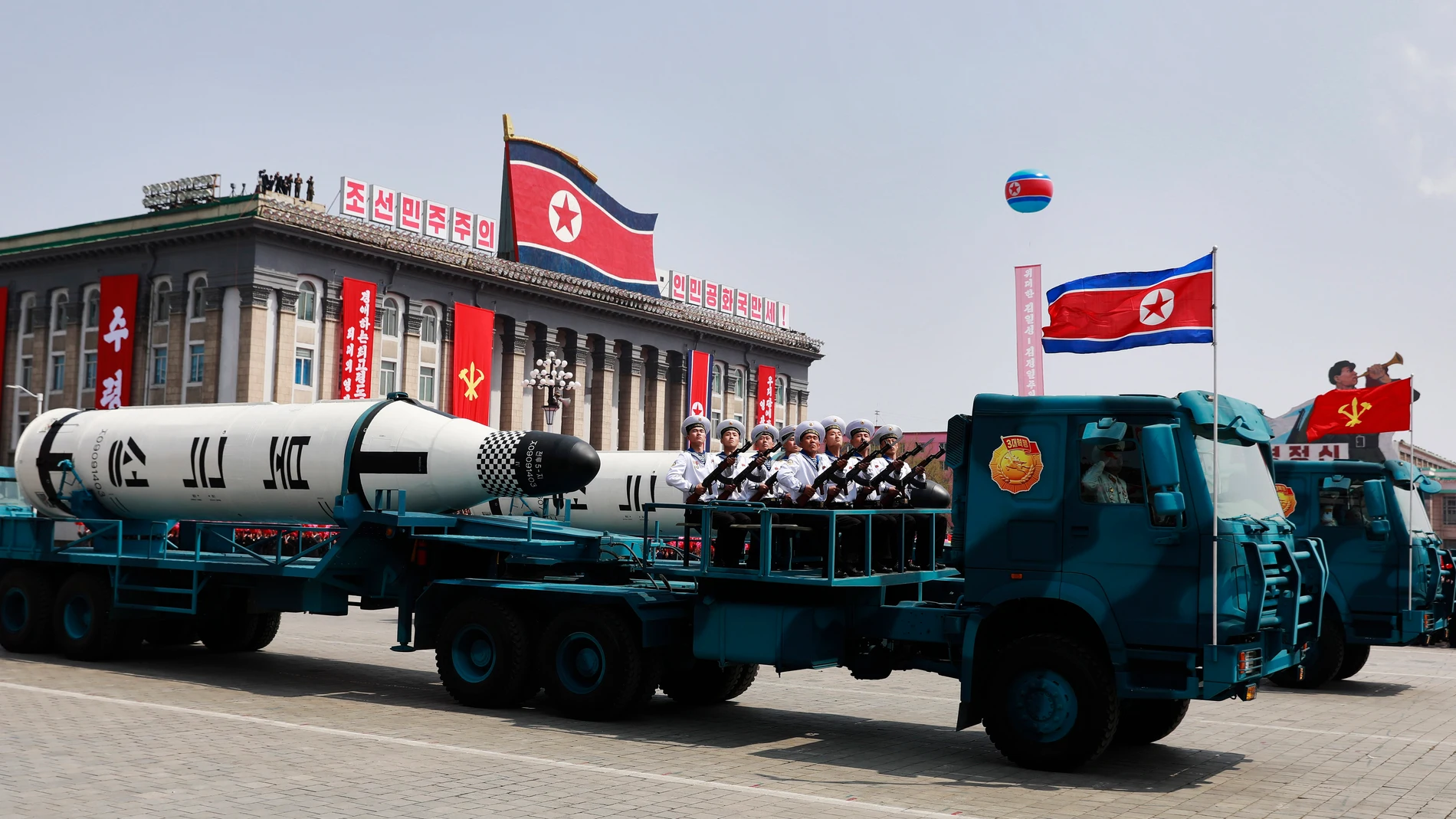 Un vehículo militar con dos misiles a bordo participa en un desfile en Pionyang 