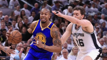 Pau Gasol intenta defender a David West