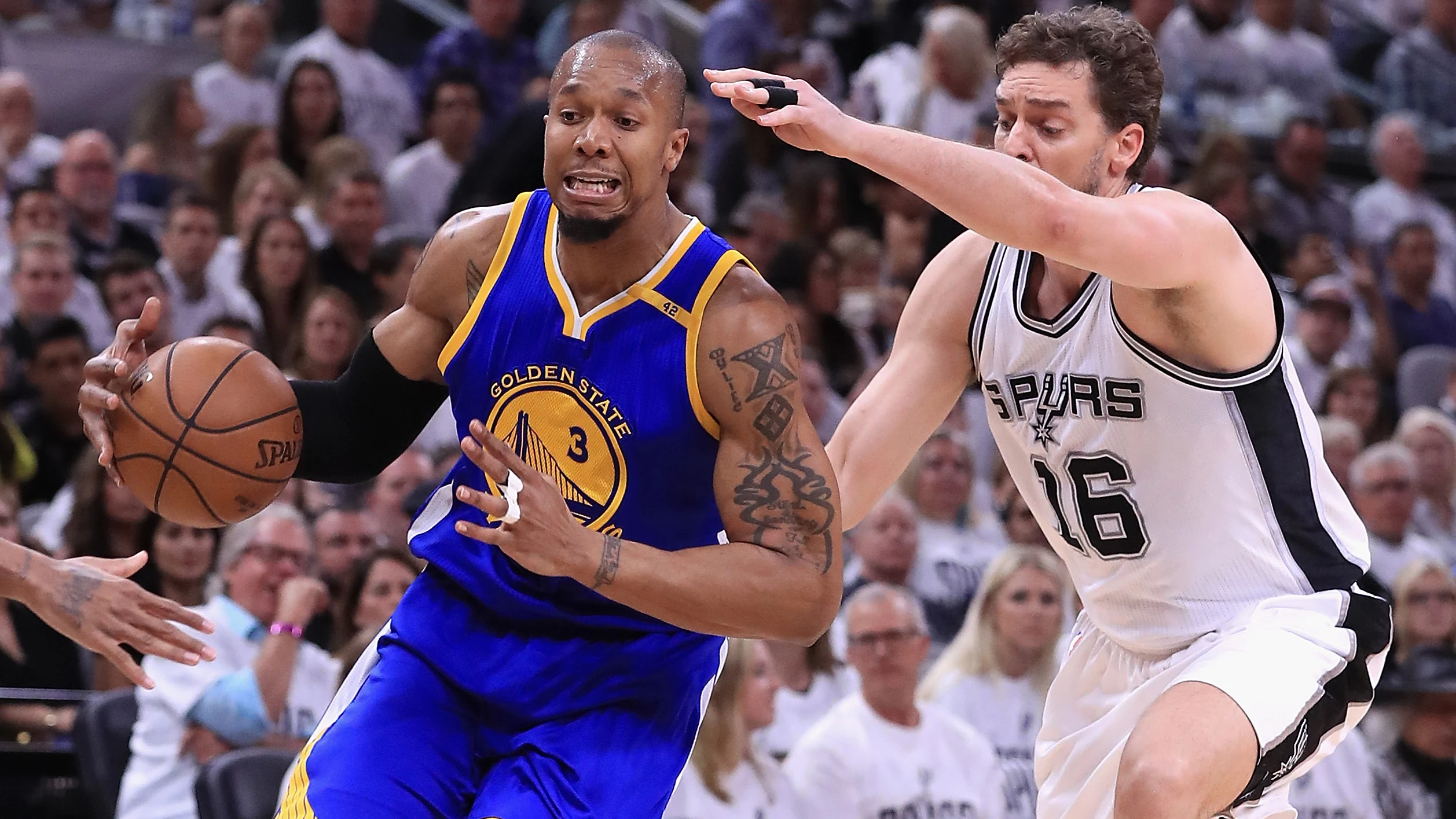 Pau Gasol intenta defender a David West