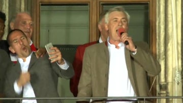 Carlo Ancelotti, cantando