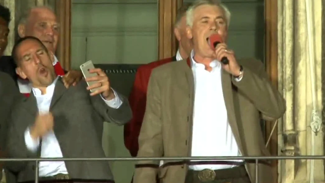 Carlo Ancelotti, cantando