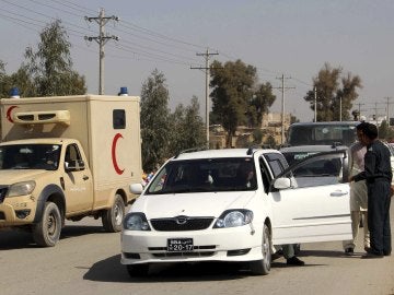 Oficiales de seguridad afgano registran a varios ciudadanos en un puesto de control en Helmand, Afganistán Oficiales de seguridad afgano registran a varios ciudadanos en un puesto de control en Helmand, Afganistán