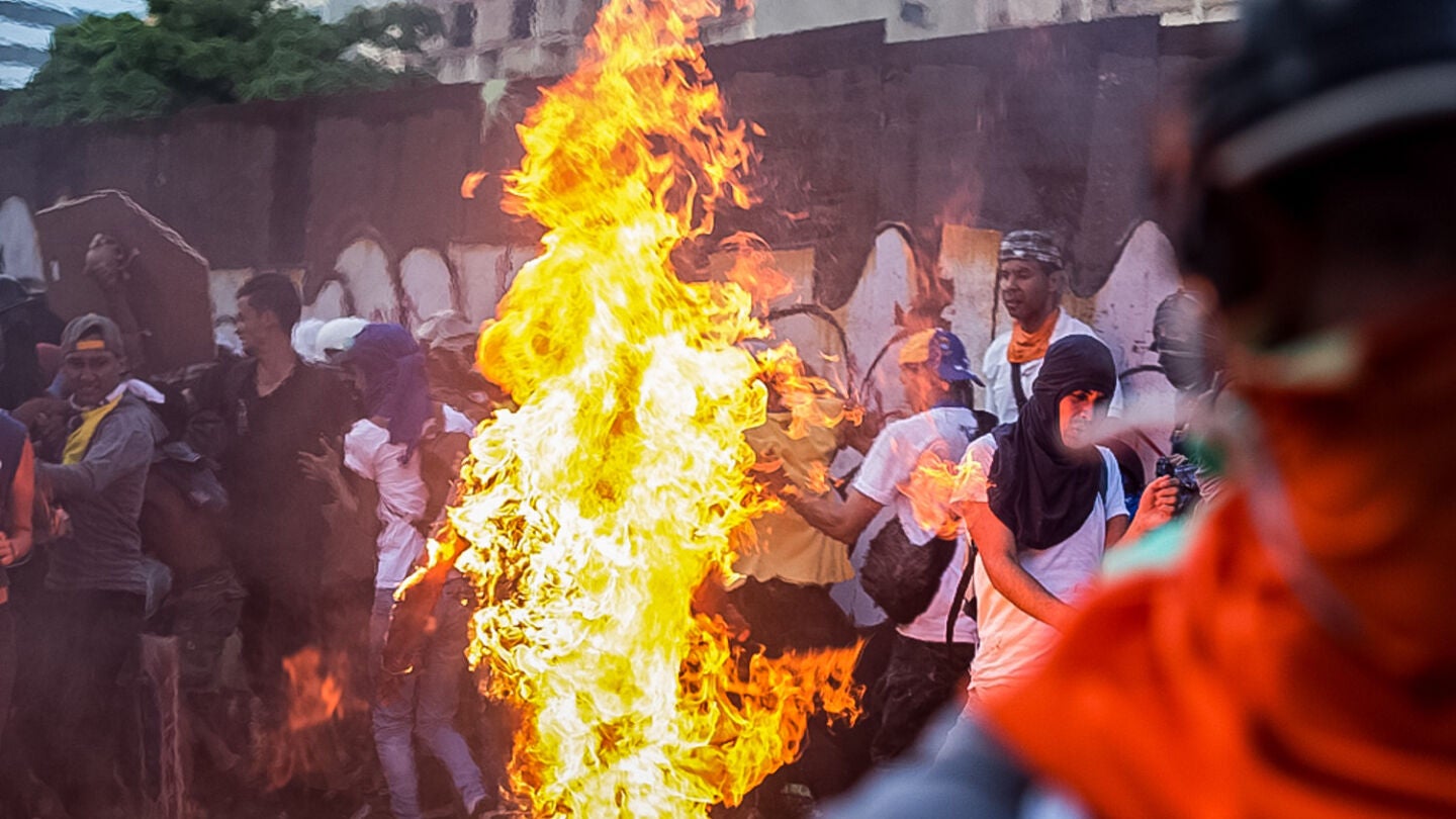  El joven Orlando Jos&eacute; Figueroa es alcanzado por las llamas durante una manifestaci&oacute;n opositora 