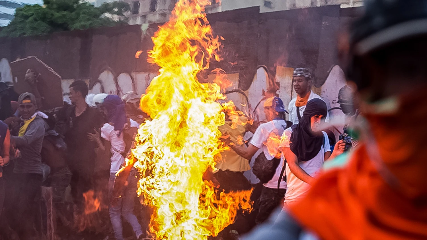 El joven Orlando José Figueroa es alcanzado por las llamas durante una manifestación opositora El joven Orlando José Figueroa es alcanzado por las llamas durante una manifestación opositora