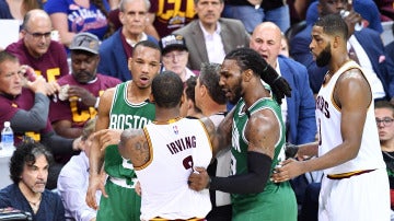Irving y Bradley se encaran durante un momento del Cavs - Celtics