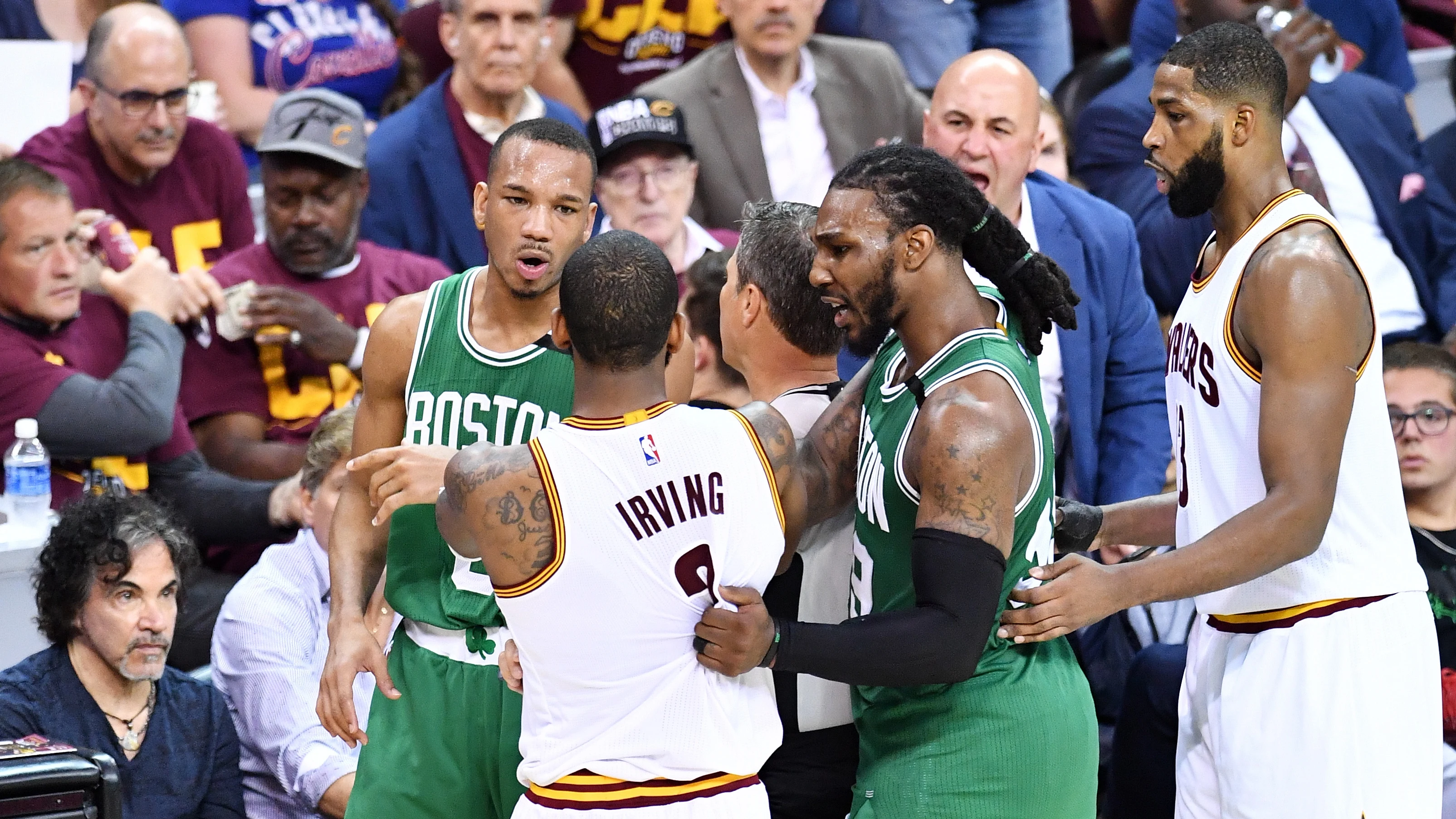 Irving y Bradley se encaran durante un momento del Cavs - Celtics