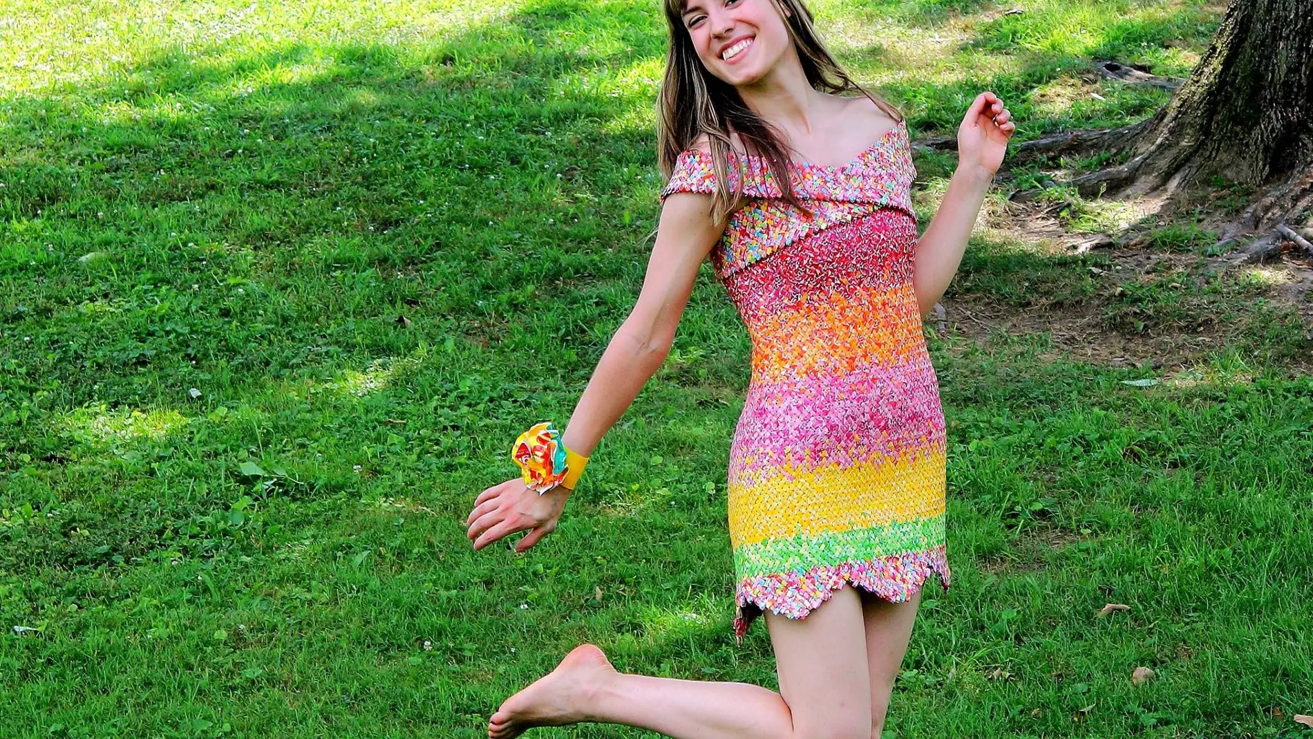 Emily Seilhamer con su vestido elaborado con envoltorios de caramelos