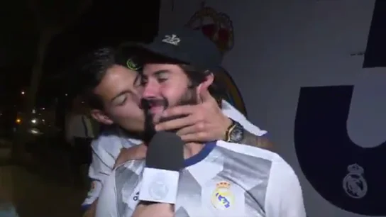 El beso de James a Isco El beso de James a Isco