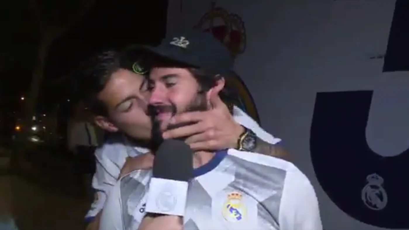 El beso de James a Isco