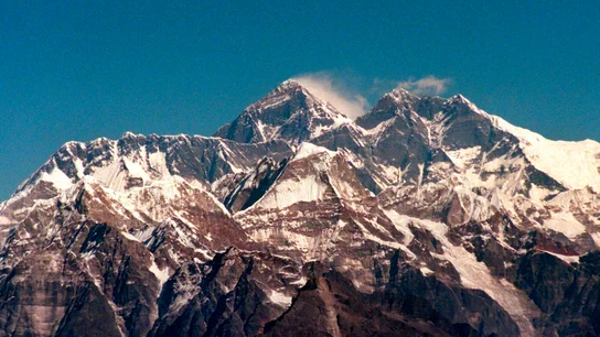 Fotografía de la cordillera himalaya y el Monte Everest, la montaña más alta de la Tierra Fotografía de la cordillera himalaya y el Monte Everest, la montaña más alta de la Tierra
