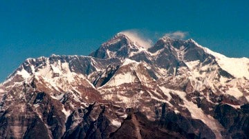 Fotografía de la cordillera himalaya y el Monte Everest, la montaña más alta de la Tierra