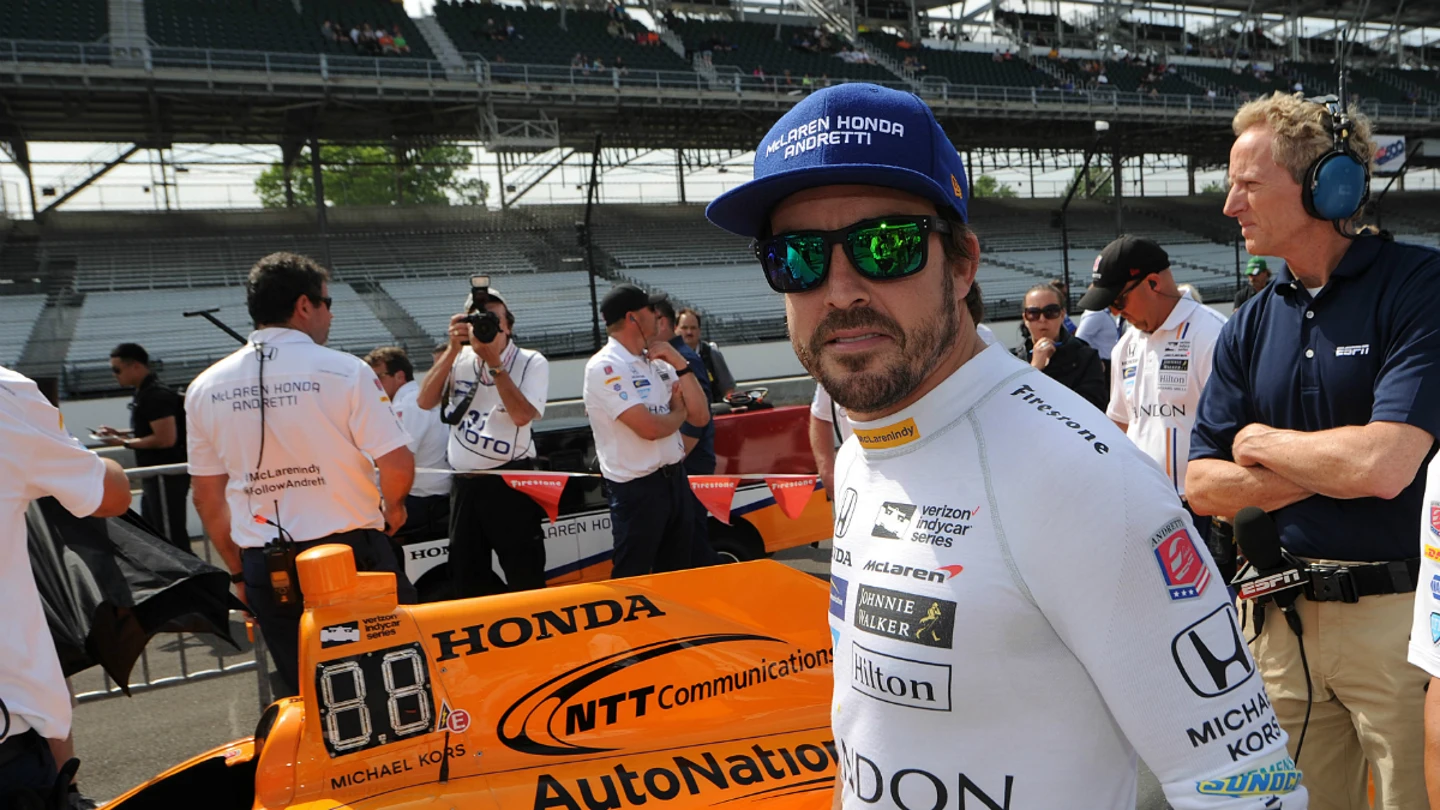 Fernando Alonso, junto a su monoplaza Fernando Alonso, junto a su monoplaza
