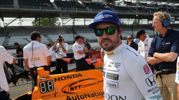 Fernando Alonso, junto a su monoplaza