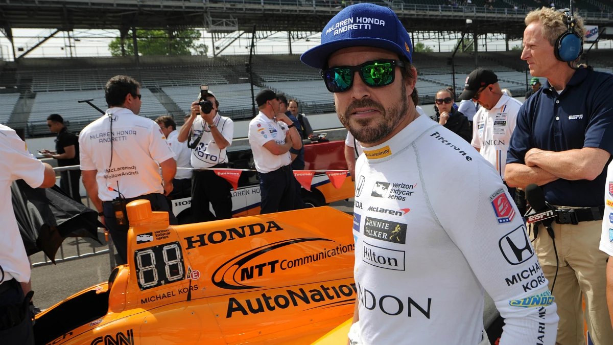 Fernando Alonso, junto a su monoplaza