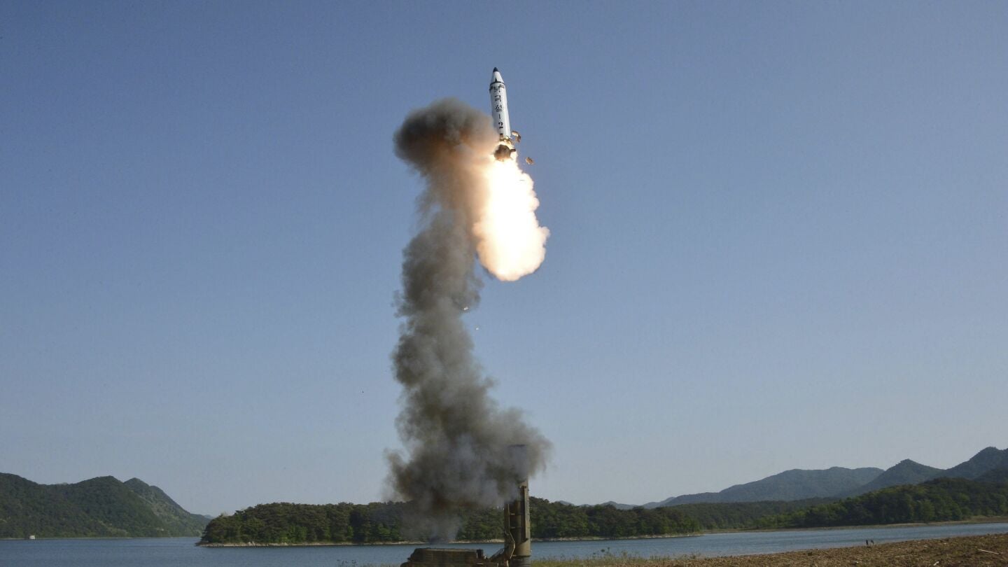 Lanzamiento de un nuevo misil bal&iacute;stico de "medio largo" alcance en una localizaci&oacute;n sin especificar de Corea del Norte