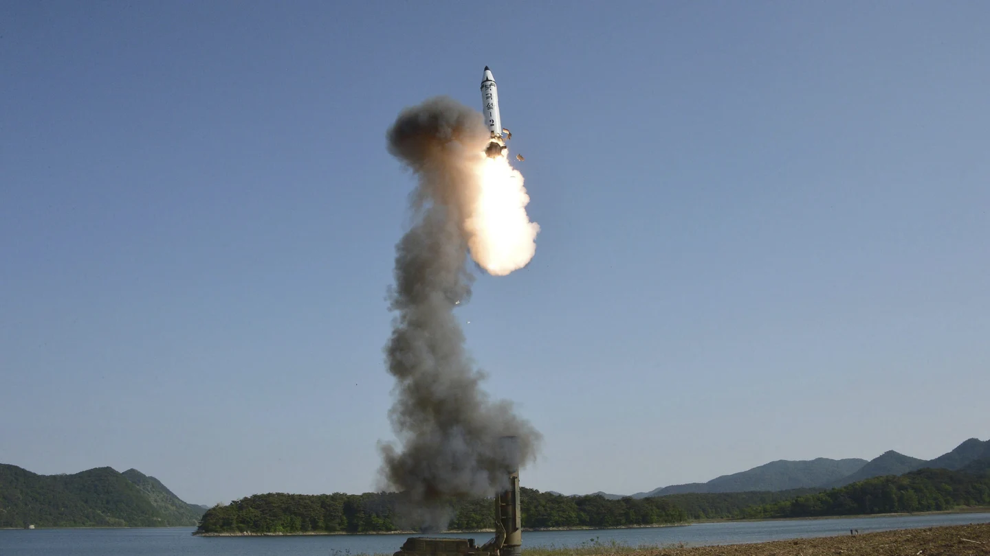 Lanzamiento de un misil (22-05-2017) Lanzamiento de un nuevo misil balístico de "medio largo" alcance en una localización sin especificar de Corea del Norte