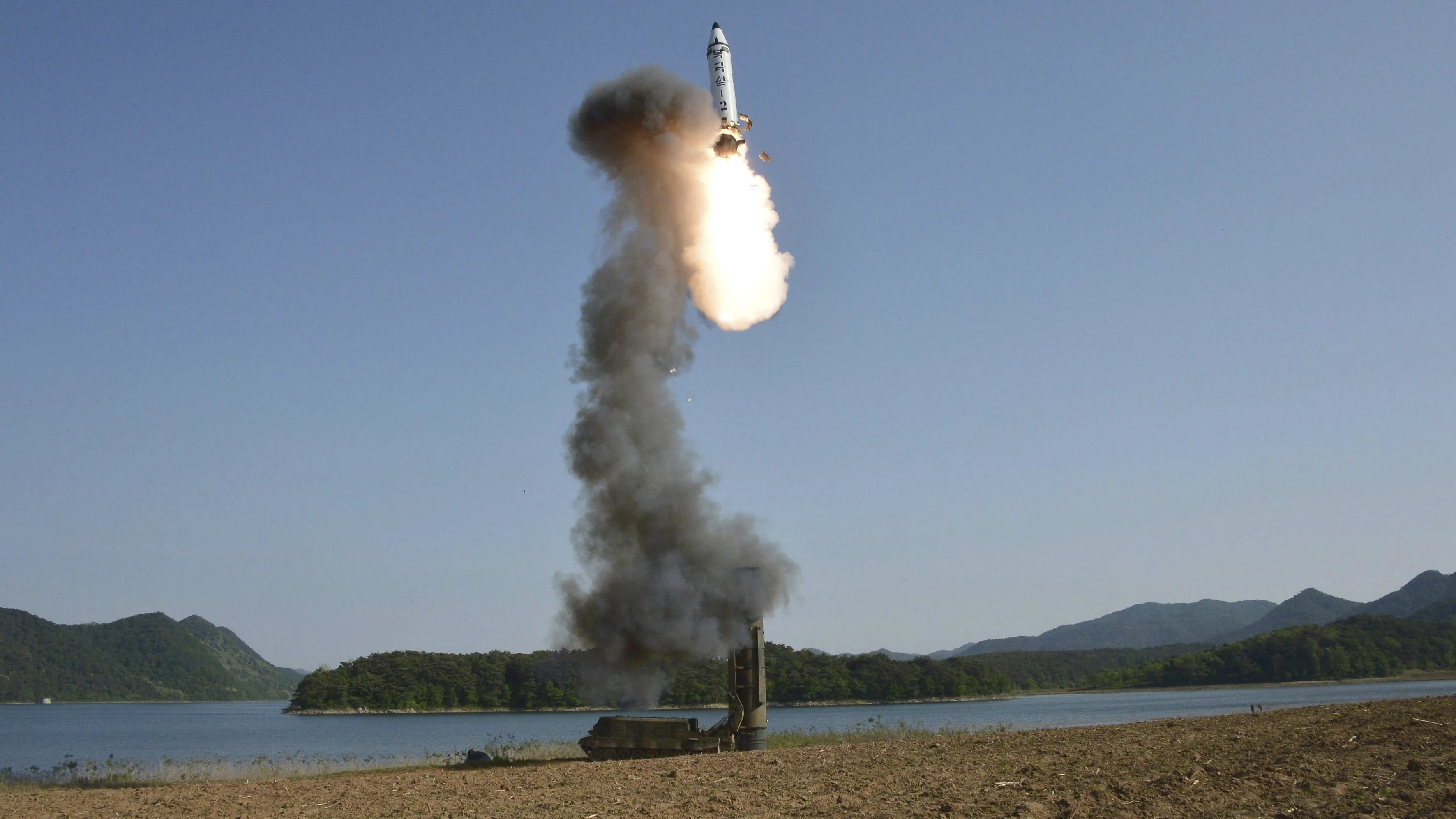 Lanzamiento de un nuevo misil balístico de "medio largo" alcance en una localización sin especificar de Corea del Norte