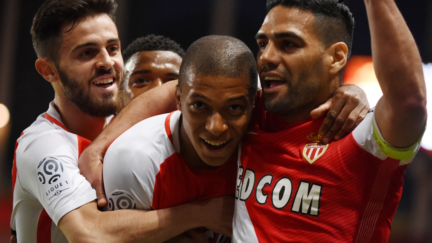 Mbappé celebra un gol junto a sus compañeros Mbappé celebra un gol junto a sus compañeros