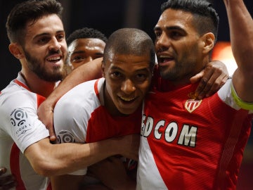 Mbappé celebra un gol junto a sus compañeros Mbappé celebra un gol junto a sus compañeros