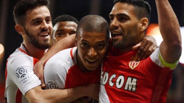 Mbappé celebra un gol junto a sus compañeros