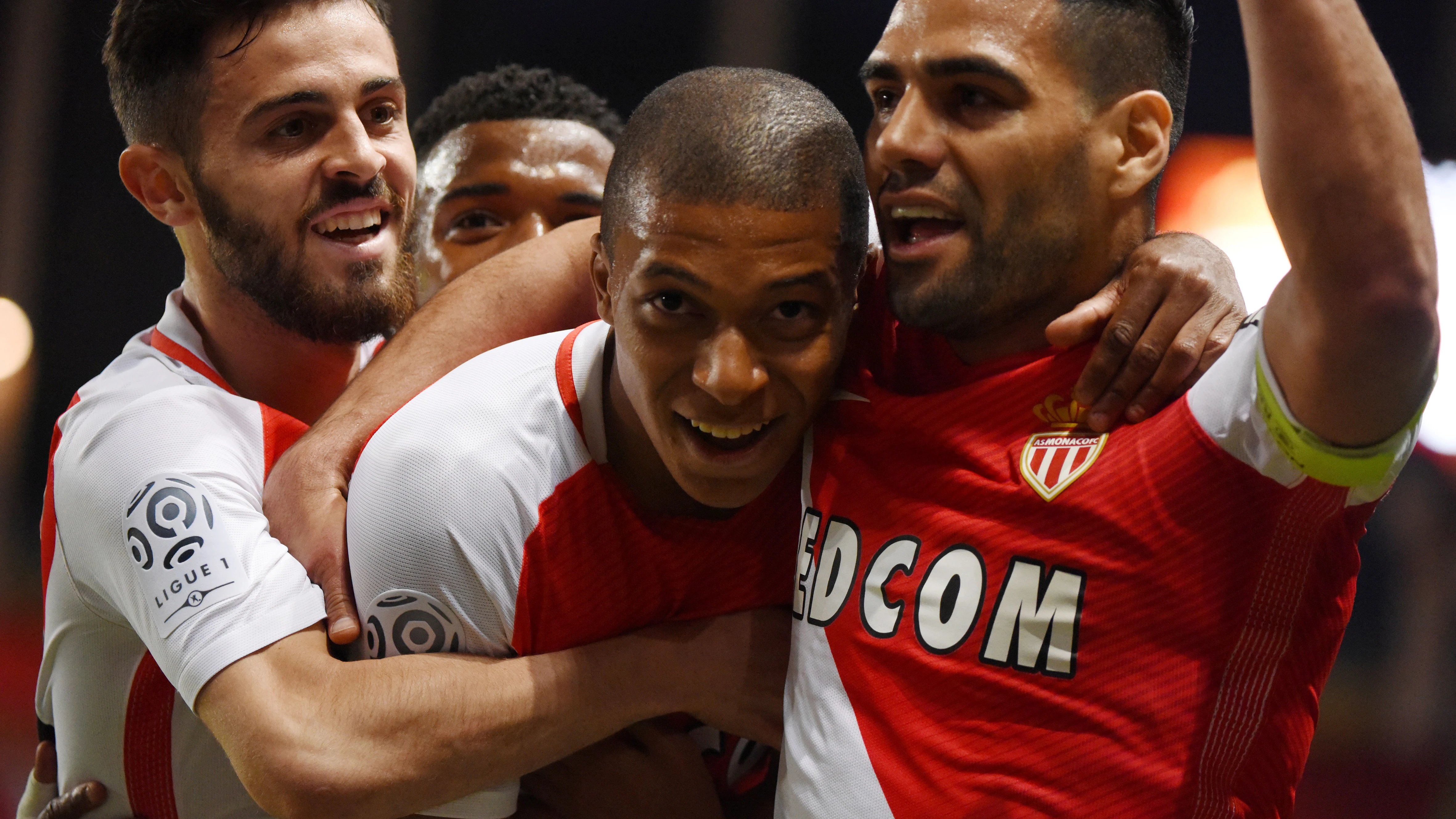 Mbappé celebra un gol junto a sus compañeros