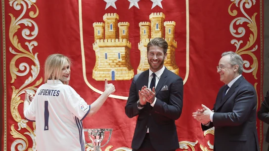 Cristina Cifuentes junto a Sergio Ramos y Florentino Pérez Cristina Cifuentes junto a Sergio Ramos y Florentino Pérez