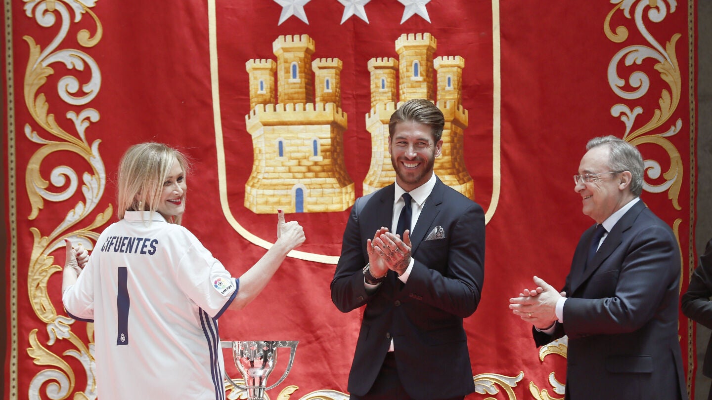 Cristina Cifuentes junto a Sergio Ramos y Florentino P&eacute;rez