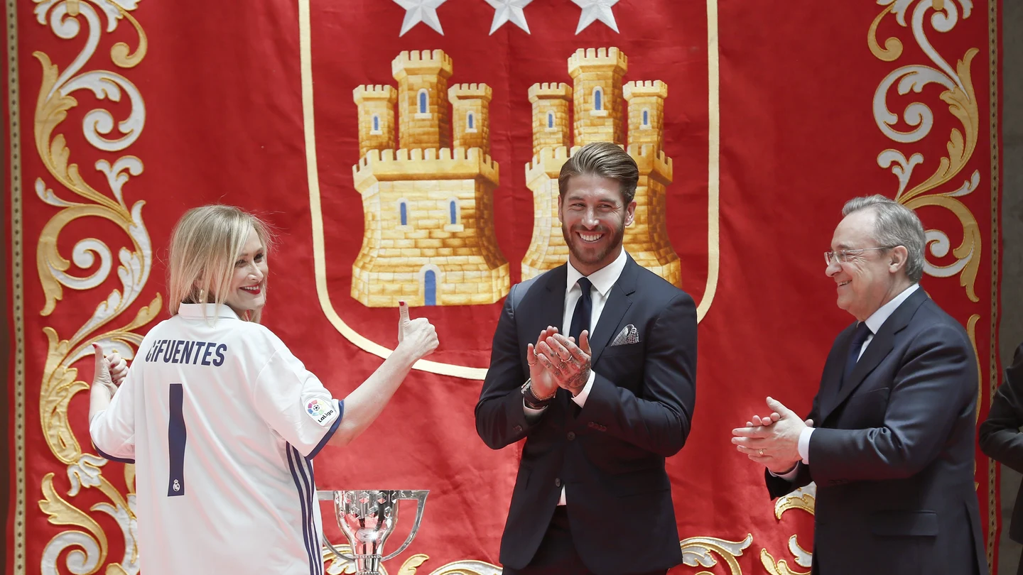 Cristina Cifuentes junto a Sergio Ramos y Florentino Pérez Cristina Cifuentes junto a Sergio Ramos y Florentino Pérez