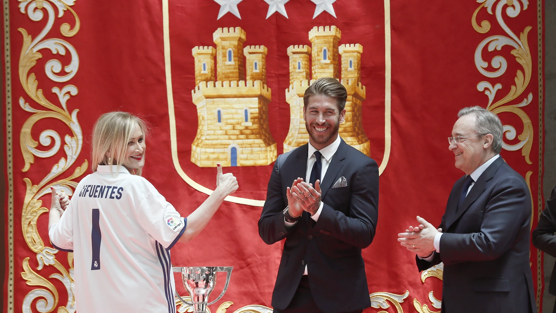 Cristina Cifuentes junto a Sergio Ramos y Florentino Pérez