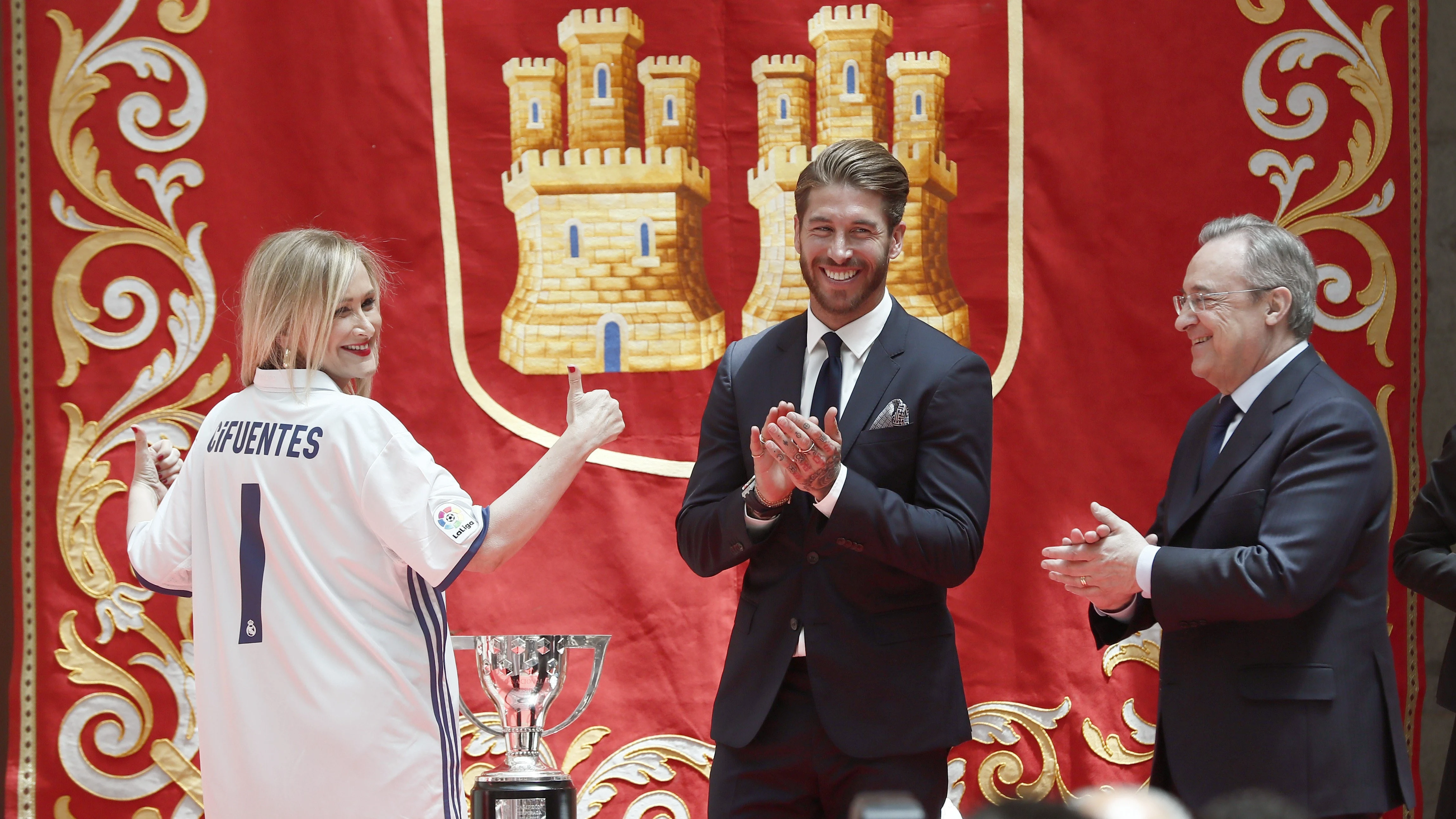 Cristina Cifuentes junto a Sergio Ramos y Florentino P&eacute;rez