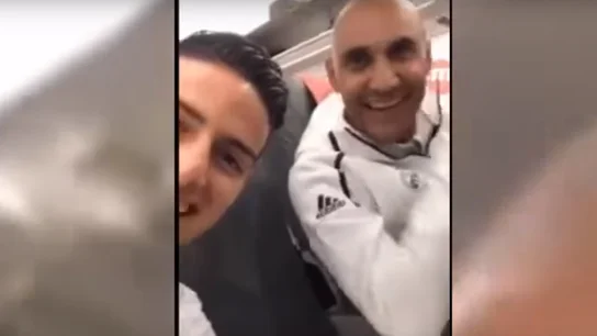 James Rodríguez, junto a Keylor Navas en el avión de vuelta a Madrid James Rodríguez, junto a Keylor Navas en el avión de vuelta a Madrid
