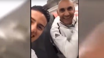 James Rodríguez, junto a Keylor Navas en el avión de vuelta a Madrid