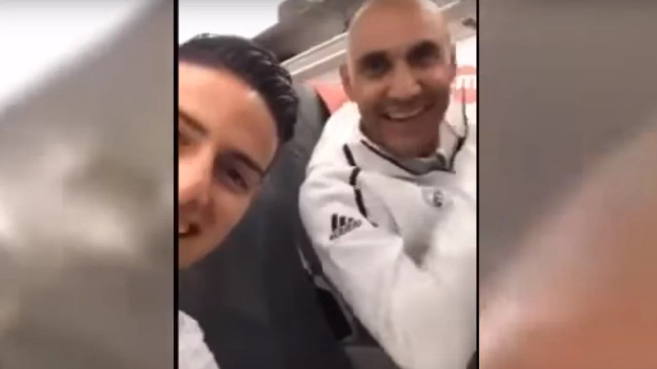 James Rodríguez, junto a Keylor Navas en el avión de vuelta a Madrid