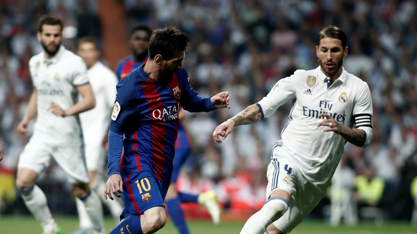 Leo Messi encara a Sergio Ramos en un Real Madrid - Barcelona Leo Messi encara a Sergio Ramos en un Real Madrid - Barcelona