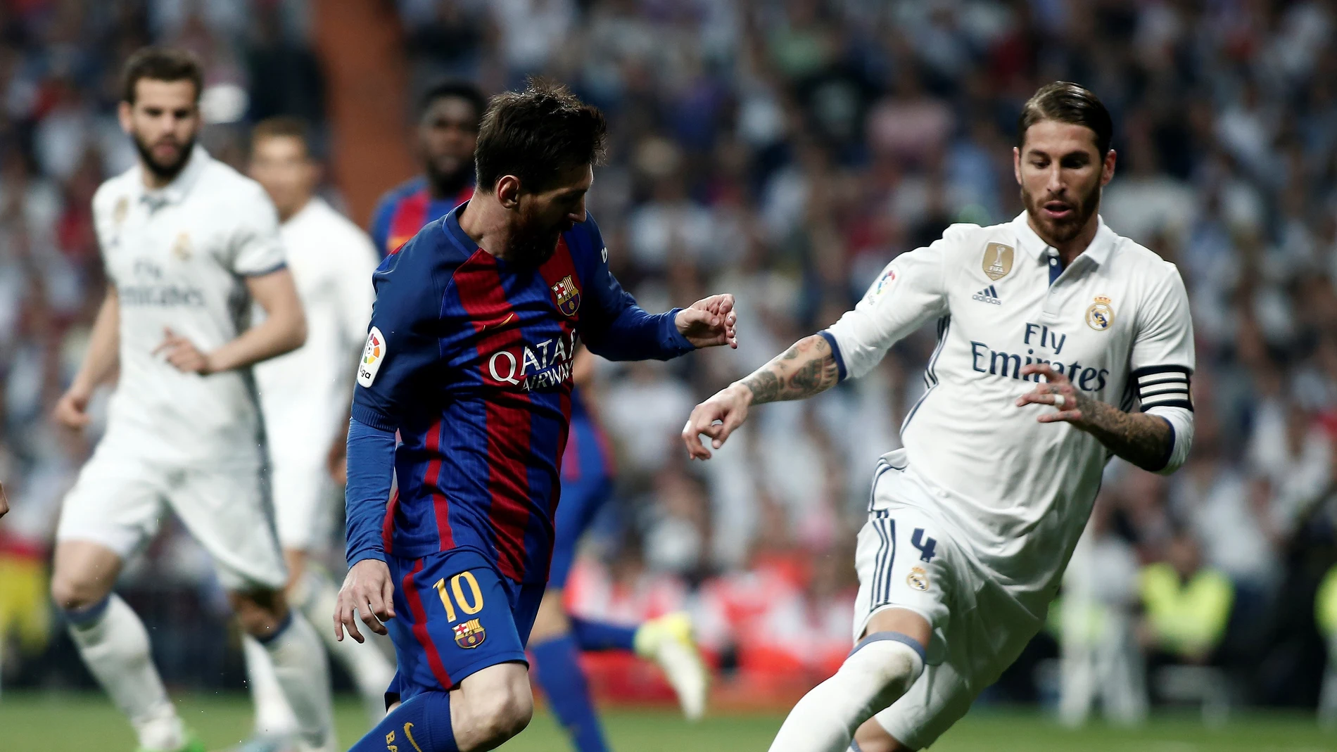 Leo Messi encara a Sergio Ramos en un Real Madrid - Barcelona