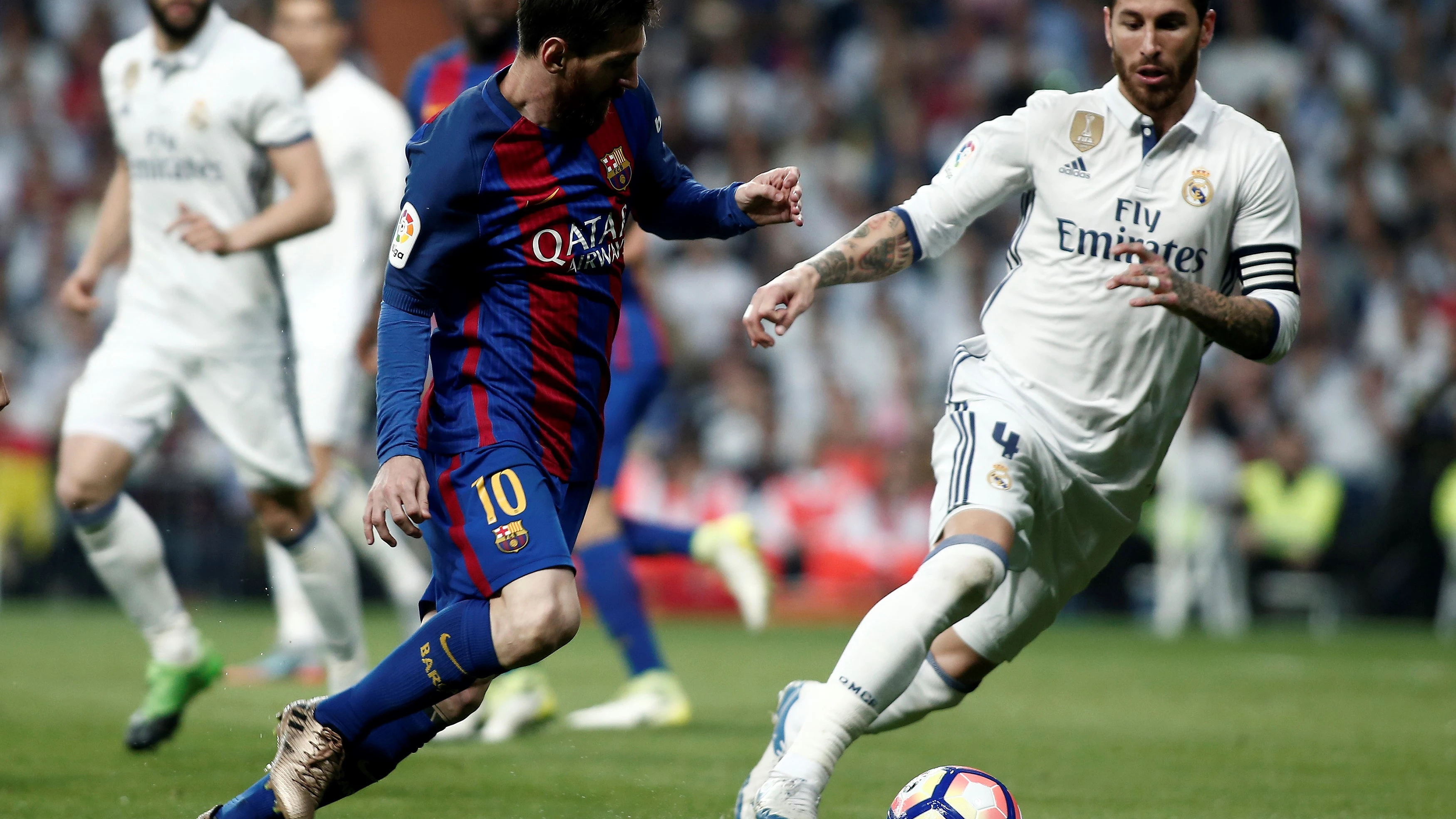 Leo Messi encara a Sergio Ramos en un Real Madrid - Barcelona