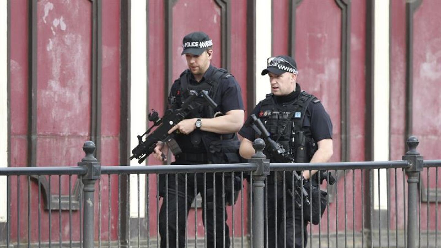 Polic&iacute;as patrullan los alrededores del Manchester Arena