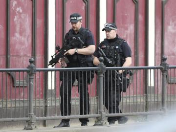 Policías patrullan los alrededores del Manchester Arena Policías patrullan los alrededores del Manchester Arena