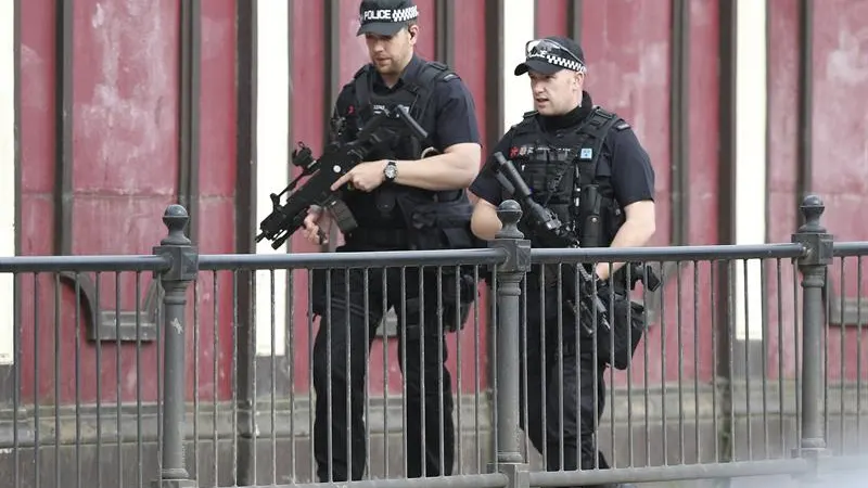 Policías patrullan los alrededores del Manchester Arena