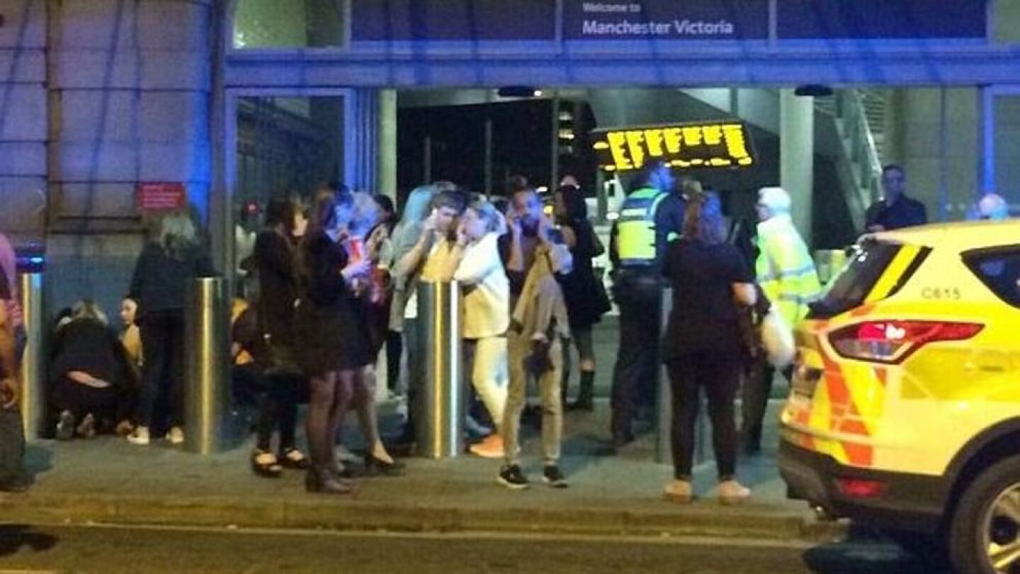 La polic&iacute;a desaloja el estadio Manchester Arena tras producirse dos explosiones