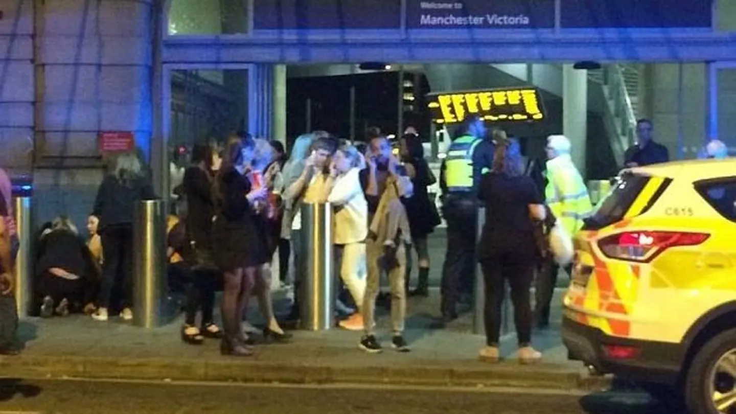 La policía desaloja el estadio Manchester Arena tras producirse dos explosiones La policía desaloja el estadio Manchester Arena tras producirse dos explosiones