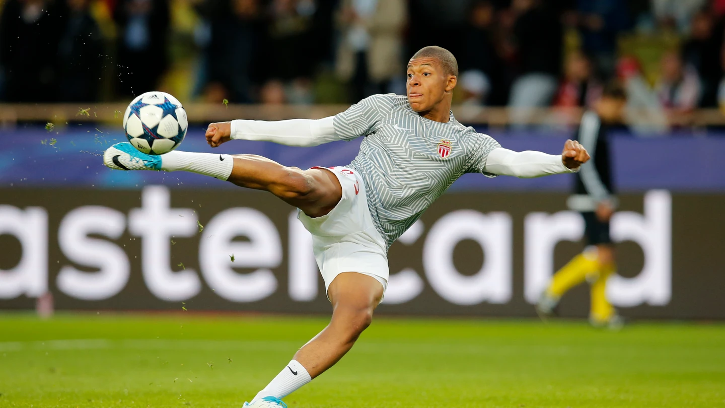 Mbappé, durante un calentamiento previo a un partido de Champions Mbappé, durante un calentamiento previo a un partido de Champions