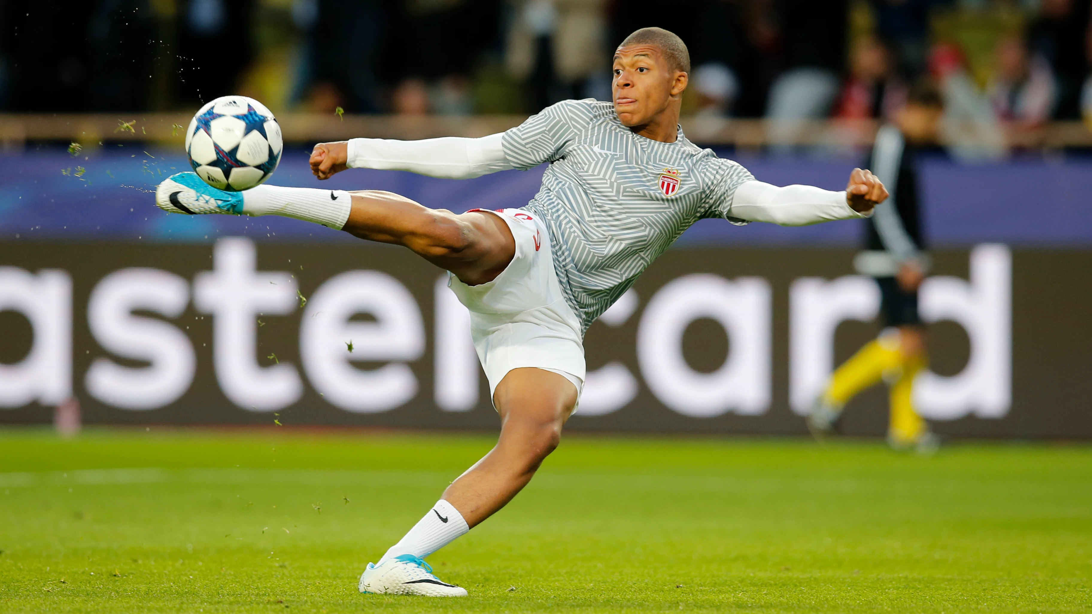 Mbappé, durante un calentamiento previo a un partido de Champions