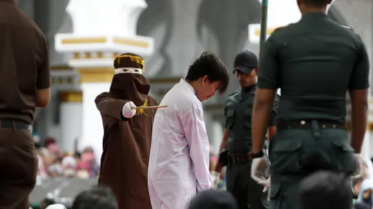Una pareja homosexual recibe un castigo de 83 azotes en público en Indonesia Una pareja homosexual recibe un castigo de 83 azotes en público en Indonesia