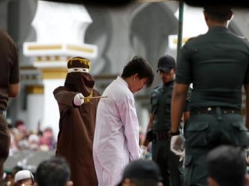 Una pareja homosexual recibe un castigo de 83 azotes en público en Indonesia Una pareja homosexual recibe un castigo de 83 azotes en público en Indonesia