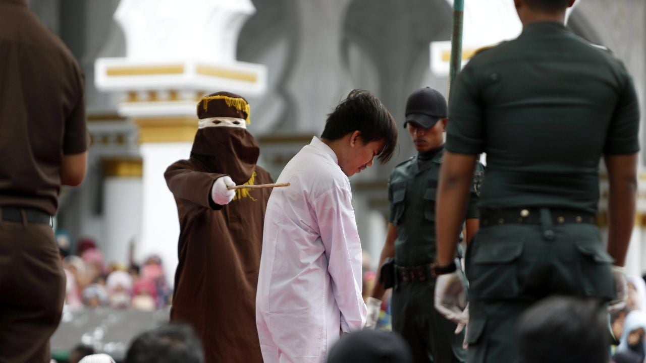 Una Pareja Homosexual Recibe Un Castigo De Latigazos En Publico En Indonesia
