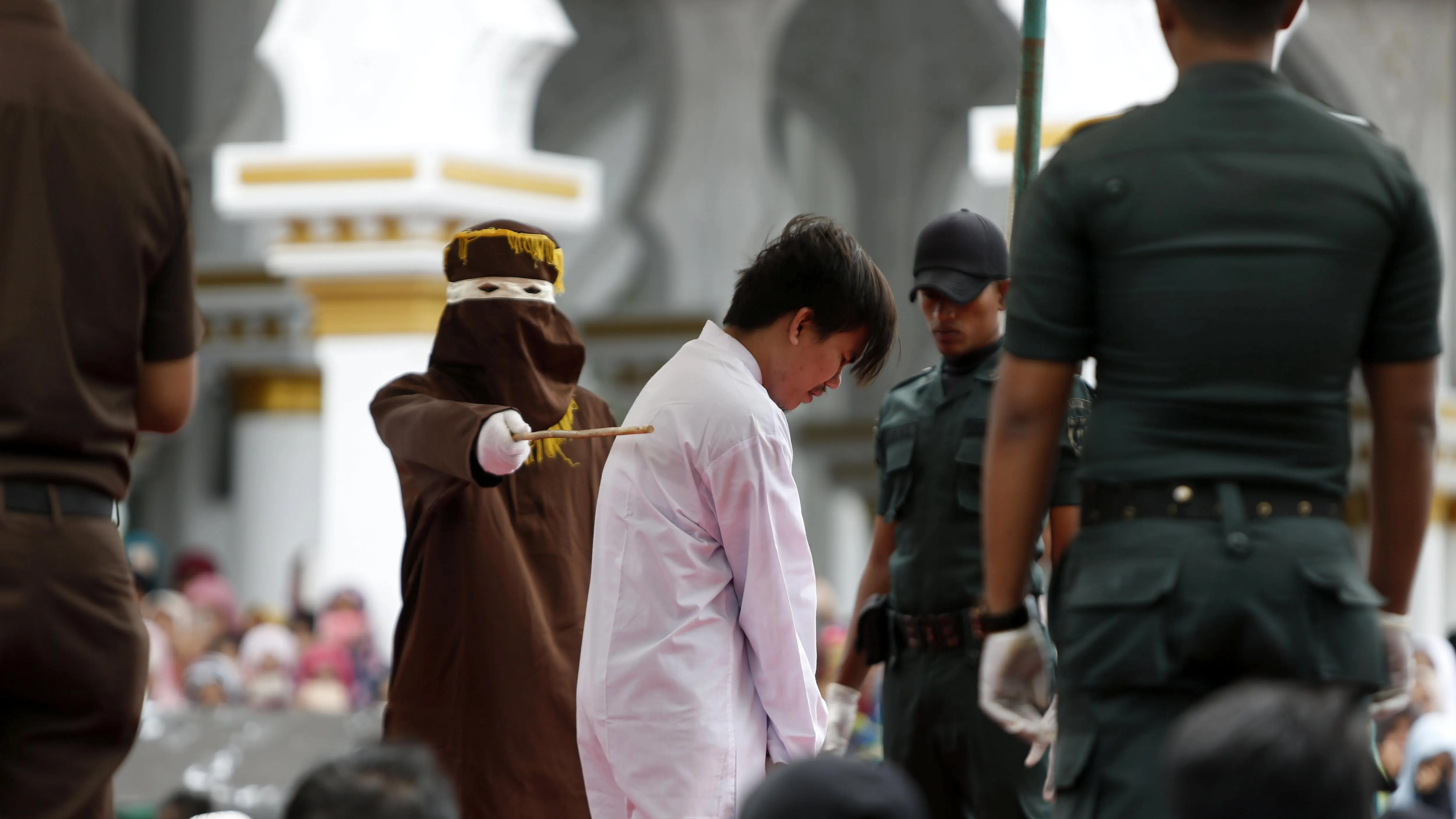 Una pareja homosexual recibe un castigo de 83 azotes en público en Indonesia Una pareja homosexual recibe un castigo de 83 azotes en público en Indonesia