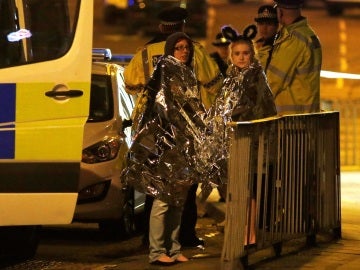 Varias personas a las afueras del Manchester Arena tras el atentado Varias personas a las afueras del Manchester Arena tras el atentado