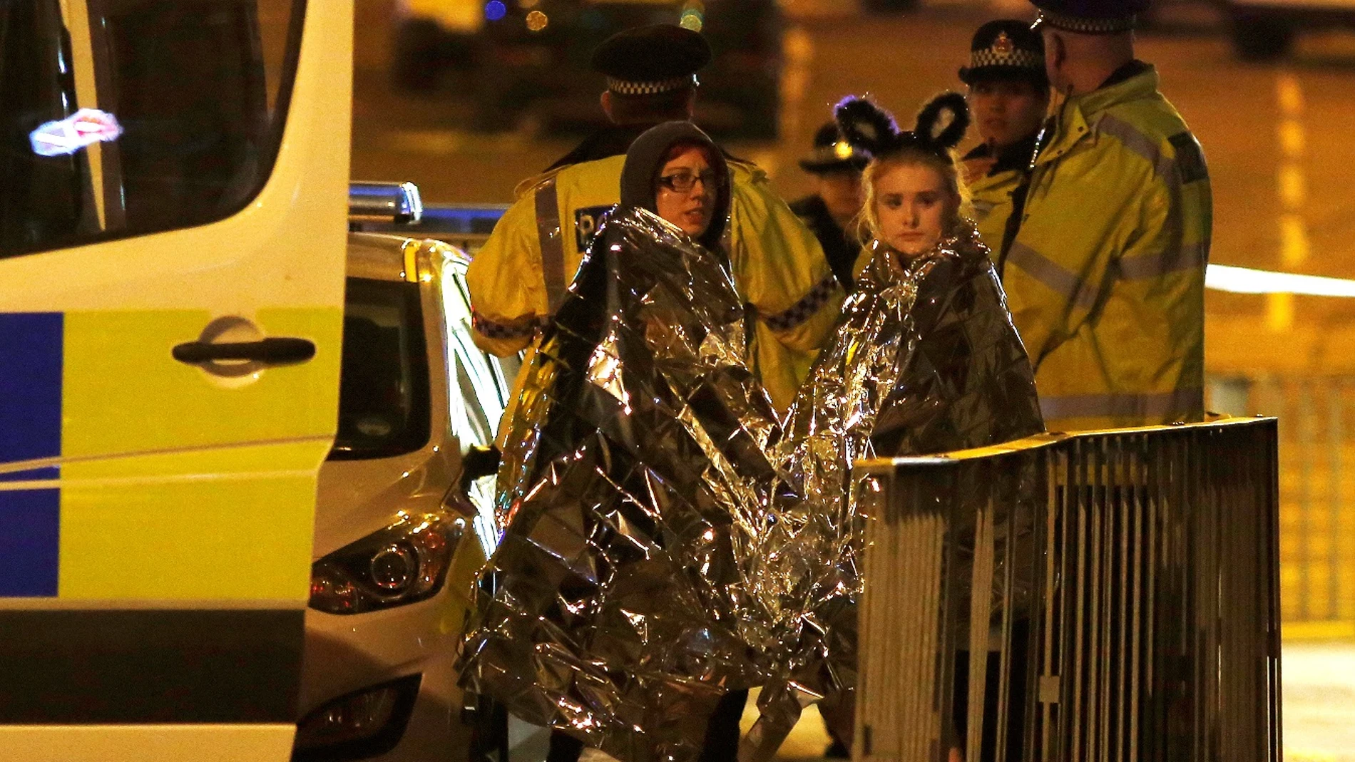 Varias personas a las afueras del Manchester Arena tras el atentado